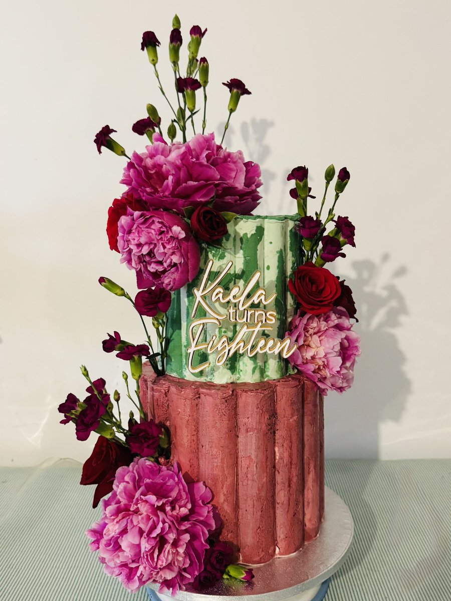 Scalloped debutante cake for Kaela 😍🌹🎂 #ChefNurseVonModeOn