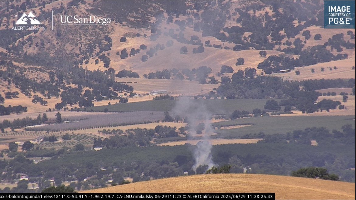 CALFIRELNU's tweet photo. #FolsomFire: CAL FIRE and local agencies are responding to a vegetation fire in Guinda near Thurman St and Folsom St. The fire is approximately 1/2 acre, burning in grass at a medium rate of spread with two structures threatened. https://t.co/ElyW7bHxIM