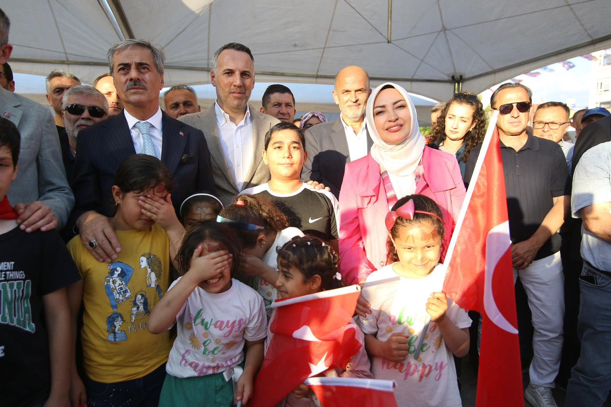 Sakarya’da bir ilki hayata geçirdik! 🚍 

Büyükşehir Belediye’mizin öz kaynakları ile hayata geçirdiği Gar Meydanı ile Şehir Hastanesi arasında hizmet verecek olan Metrobüs Hattının 1. Etap Tanıtım Sürüşünü gerçekleştirdik.

İstanbul’dan sonra Türkiye’nin 2. Metrobüs Hattının