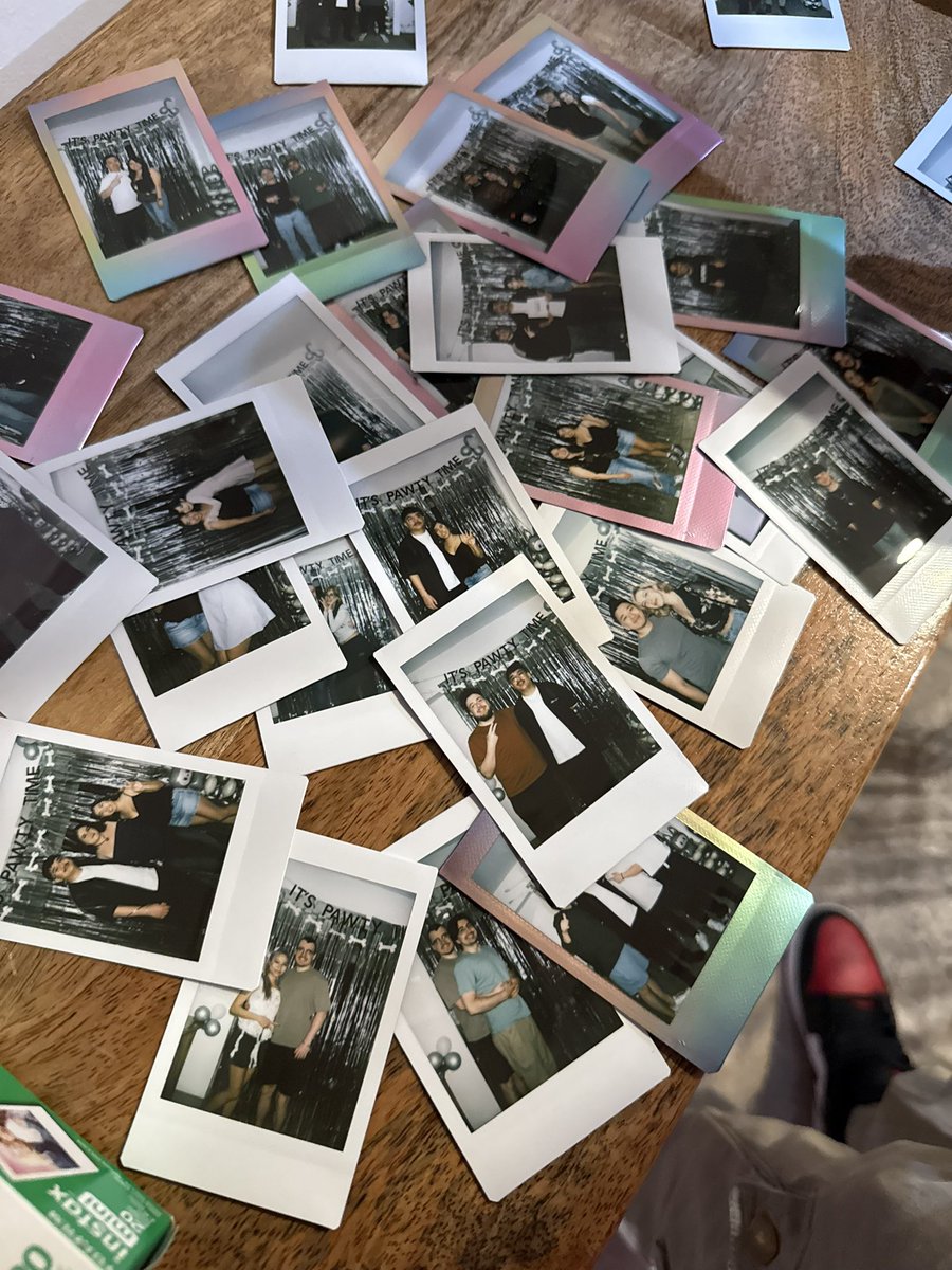 st1zzyv's tweet image. I tried my best to throw a party I hope you enjoyed it alex 💜 thank you everyone for coming and hanging out 💜 ( also if u have any pictures pls send them too me I did not take any 😭 )