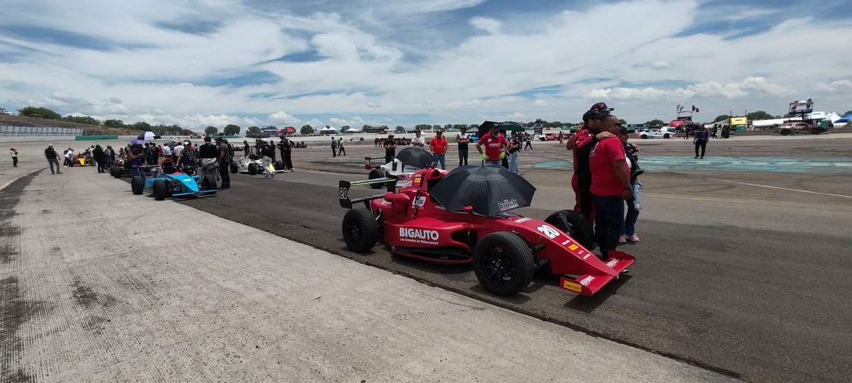 SuperCopaMex's tweet photo. La Fórmula 5 está en la pista, se viene una carrera llena de emoción 📸

#SuperCopaRoshfrans #SCAgs #SúperCopaRoshfransAGS #AlimentamosTuPasión #GTM #Formula5 #Tractocamiones #MexBike https://t.co/wL3Ue3kF3r