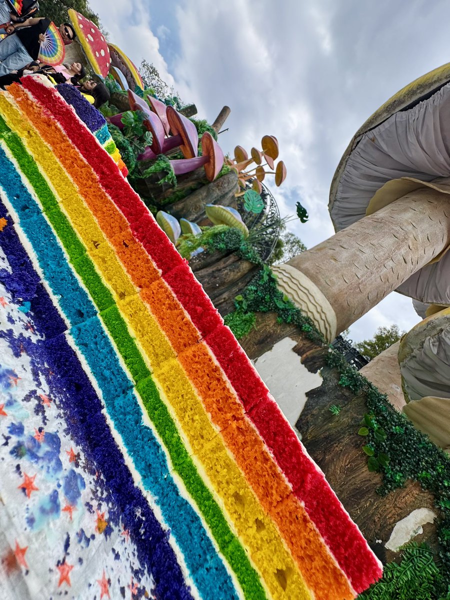 ChanoJurado's tweet photo. ¿Por qué nos escandaliza más ver a dos hombres besándose que a dos hombres matándose? ⚪️⚪️ 🟡 ⚪️ #chanojurado #CheersForLife #ShareTheGoods #RebanadasDeColor 🌈 #Pride2025 https://t.co/gANzQyYyWU