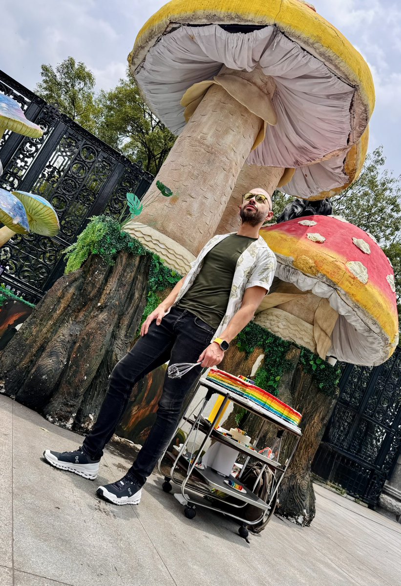 ChanoJurado's tweet photo. ¿Por qué nos escandaliza más ver a dos hombres besándose que a dos hombres matándose? ⚪️⚪️ 🟡 ⚪️ #chanojurado #CheersForLife #ShareTheGoods #RebanadasDeColor 🌈 #Pride2025 https://t.co/gANzQyYyWU