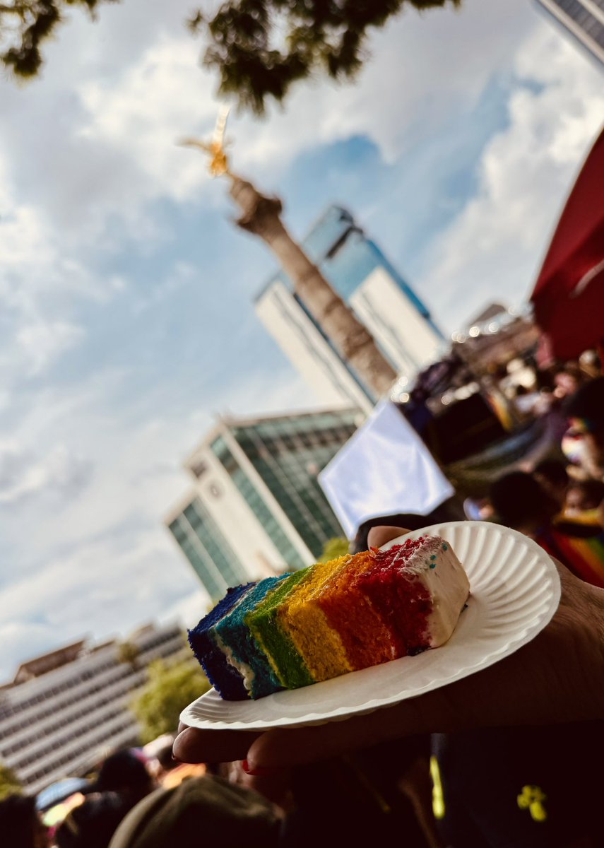 ChanoJurado's tweet photo. ¿Por qué nos escandaliza más ver a dos hombres besándose que a dos hombres matándose? ⚪️⚪️ 🟡 ⚪️ #chanojurado #CheersForLife #ShareTheGoods #RebanadasDeColor 🌈 #Pride2025 https://t.co/gANzQyYyWU