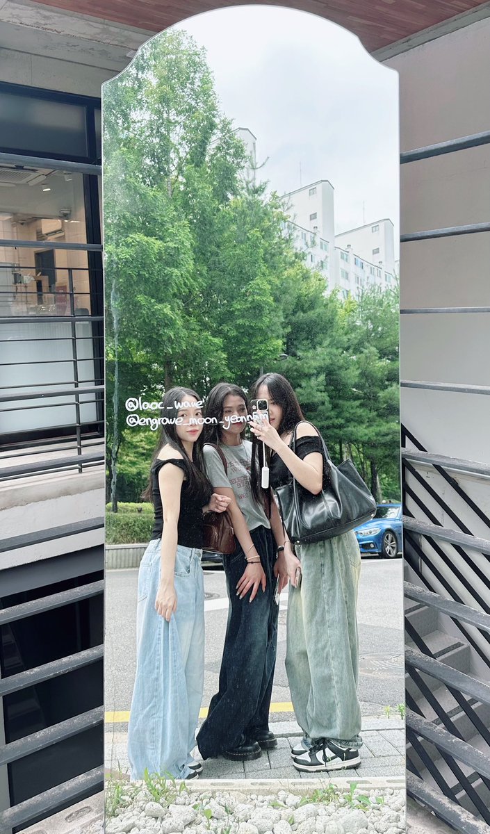 vngcv3's tweet photo. Bạn áo xám dễ thương mà ế hoài, lạ ghê🤭 https://t.co/KOq4FkTIxE