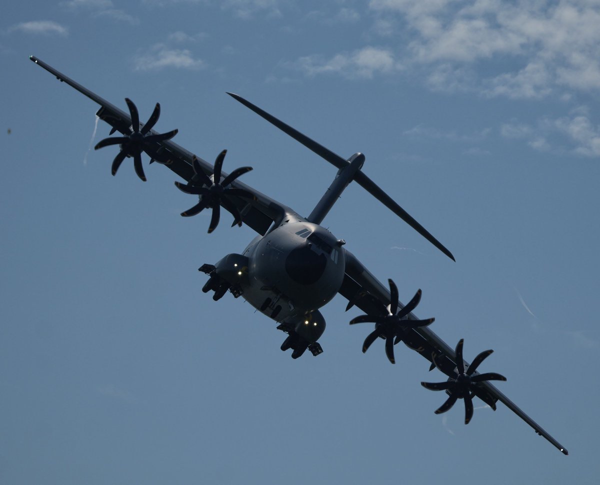 Nanukonice's tweet photo. #a400m #ltg62 #airporn #luftwaffe https://t.co/94EQ76KTjC