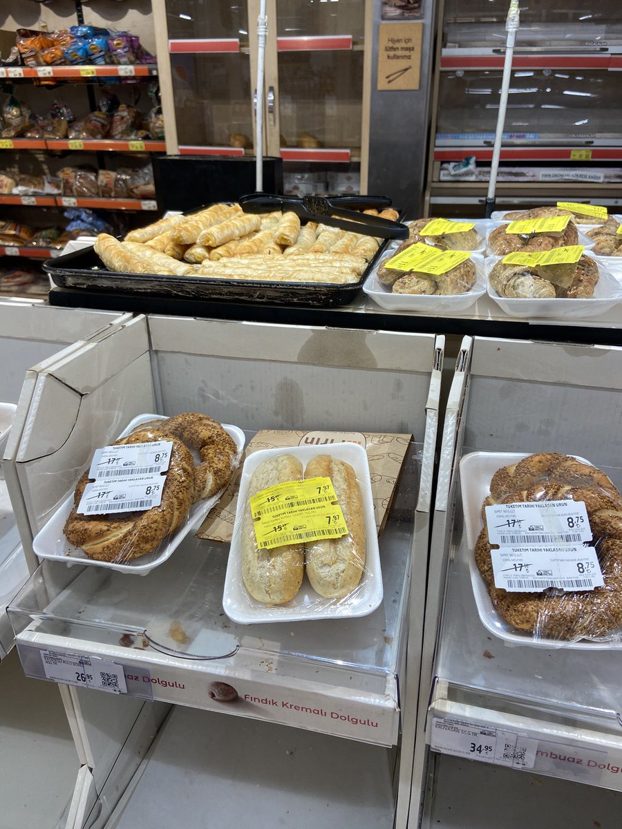 Bugün stk yaklaşan ürünlerde indirimli fiyat gördüm, ancak stk tarihi bile gecikmişti? Neden böyle bir israf var bedavaya verseler veya 1 2 liralara düşürseler daha iyi olmaz mı? Bir de toplum sağlığını riske atmak değil midir? 29.06.2025 <a href="/gidadedektifiTR/">Gıda Dedektifi</a>   <a href="/Migros_Turkiye/">Migros Türkiye</a>