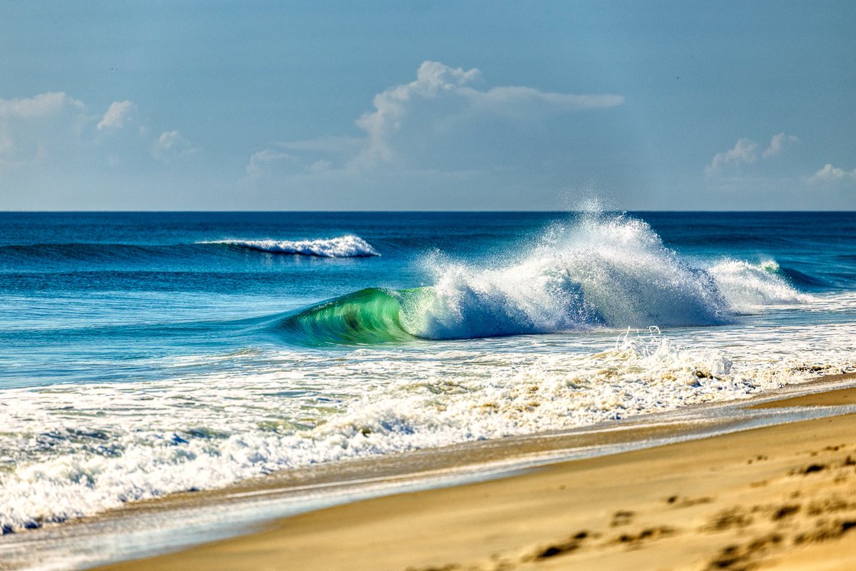 WesEstes7's tweet image. Sunday fun day in the OBX! I got to watch my son surf this morning, streamed The Heights church on the tube, and now enjoying some beach time with wifey and of course suntan location with plenty of hydration! LG!