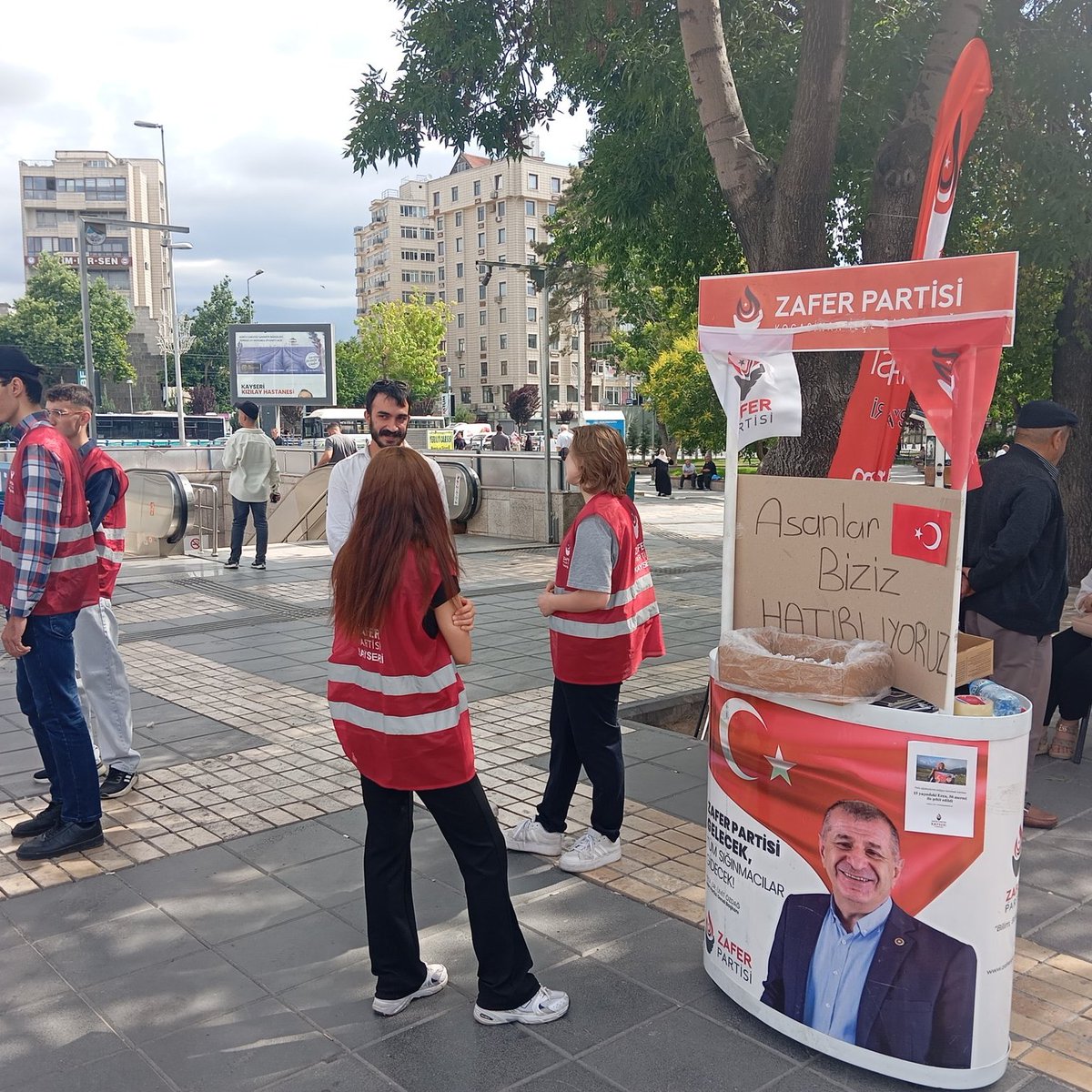 bosunatiklama's tweet photo. Zafer Partisi Kayseri Gençlik Kolları, Şeyh Sait'in asılmasının 100. yılı dolayısıyla lokum dağıttı. https://t.co/WHDqdrpade
