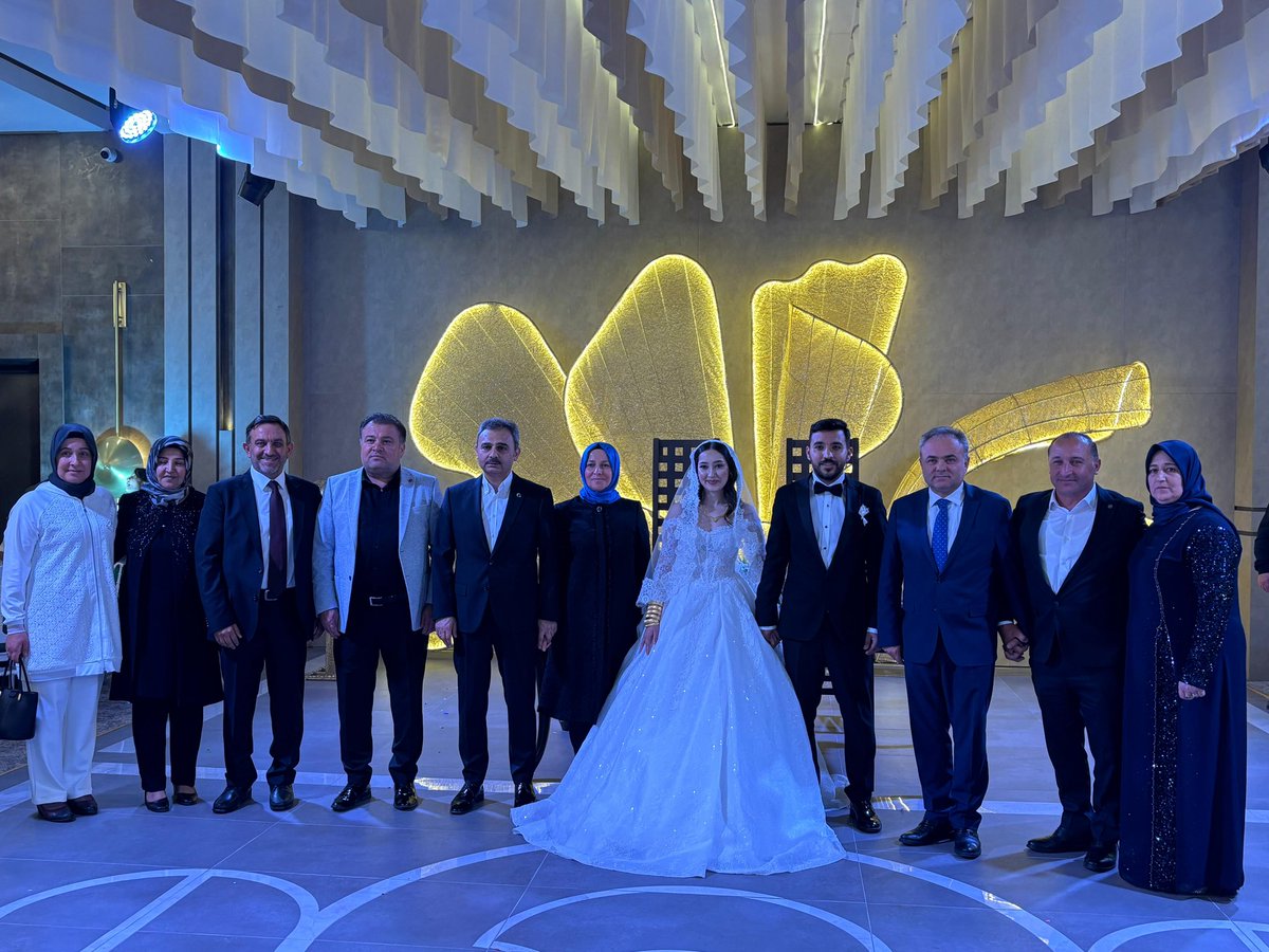 Fethiye- Hayrettin Yıldırım ve Nurcan- Zihni Güzel ailelerinin kıymetli evlatları Nurettin ile İrem Ayla’nın düğününe katılarak mutluluklarını paylaştık.  Sevgili gençlerimizi ve ailelerini tebrik ediyor, mutluluklar diliyorum.