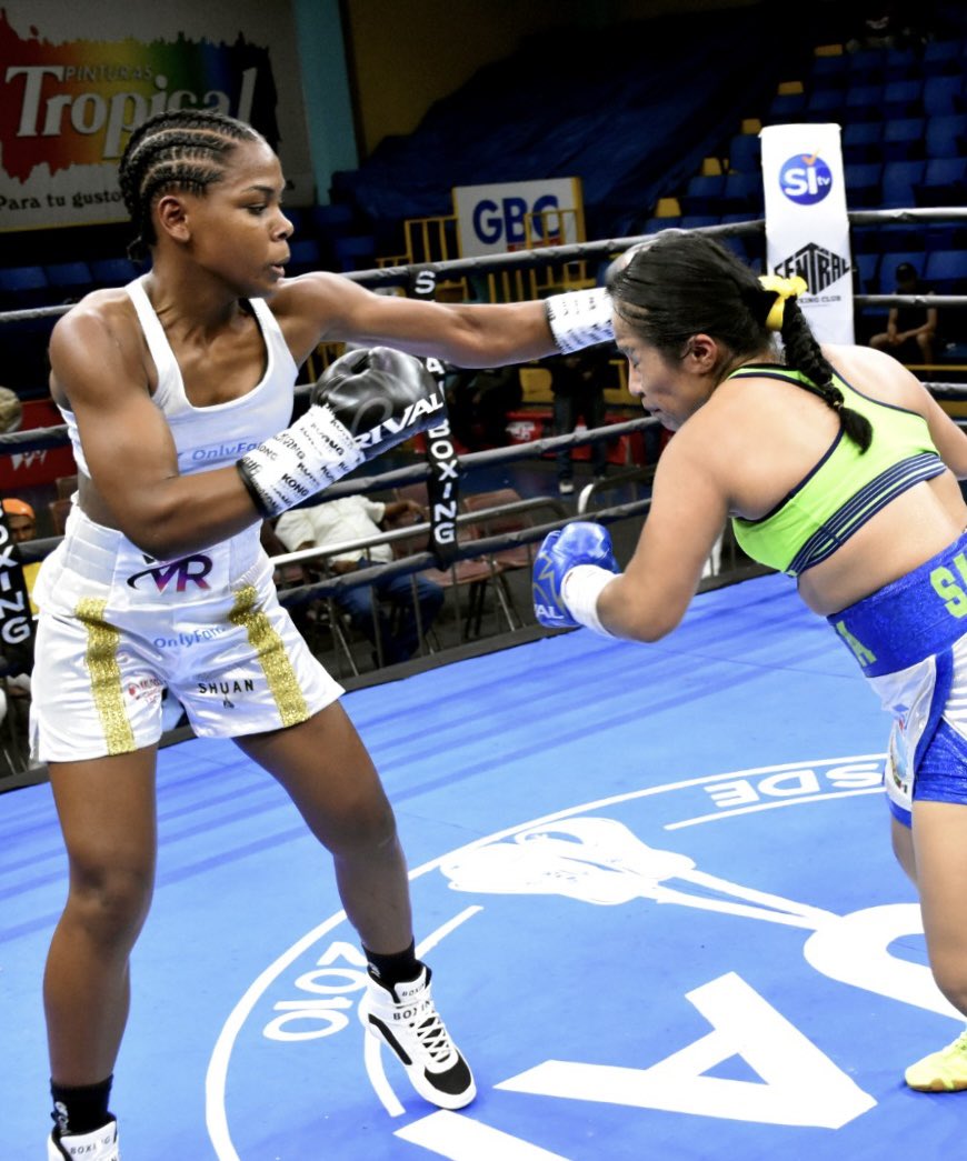Vivian Rodríguez domina y vence por decisión unánime a la mexicana Martha Hernández

Ambas boxeadoras se mantuvieron activas, pero Rodríguez mostró superioridad enviando incluso a Hernández a la lona y marcando el ritmo de la pelea con determinación.