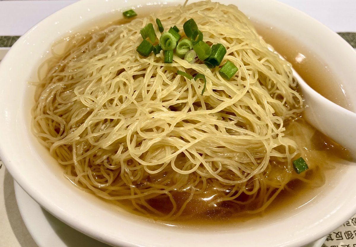 ApronAunti's tweet photo. 昨夜夕食🍜@MaksChee
マッキーのワンタン麺🍜〜夫は細麺〜私は平麺〜今日は野菜🥬を魚出汁スープ煮にしたらめちゃくちゃ美味しい🤤(今までブラックソースにしていたこと後悔)あと副菜に揚ワンタン🥟
#OneUtama
#MaksCheeAuthenticWontan
https://t.co/liVSJSrLLy https://t.co/KXaDQFFO9H