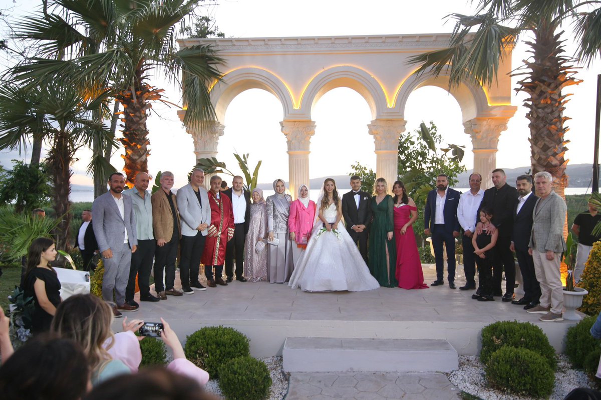 Bakır ve Gözcan ailelerinin kıymetli evlatları Yeliz ile Furkan’ın en mutlu gününe şahitlik ederek heyecanlarına ortak olduk.

Gençlerimizi kutluyor, bir ömür boyu mutluluklar diliyorum. Rabb’im kurulan yuvanın her iki aileye de hayırlar getirmesini nasip etsin.