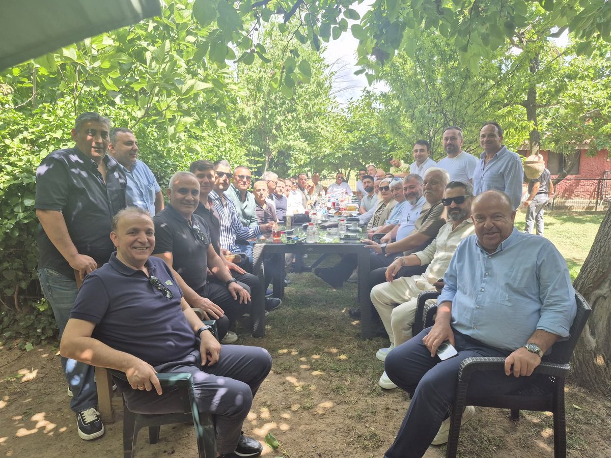 İl Başkanımız Sn. Hakan AKŞİT’in ev sahipliğinde ağaçların gölgesindeki, doğal ekosistemli, yaprakların sesleriyle yankılanan huzur yüklü bahçesinde İstanbul’un tüm ilçe başkanları bir aradayız.🌿🌳🍃

Ümit Özdağ

Zafer Partisi