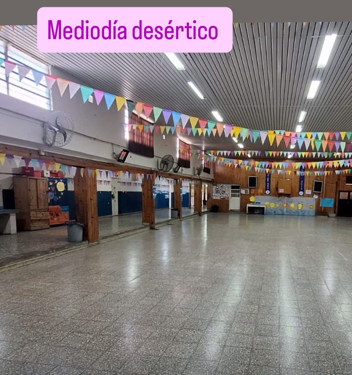 opeunr's tweet photo. Dada la baja participación ciudadana en las PASO de abril, uno de los focos de observación está en esa variable.
-Durante las primeras 2hs casi no hubo votantes.
-Mayor afluencia a partir de las 11hs, pero sin colas.
-Mediodía muy tranquilo y escuelas silenciosas a esta hora. https://t.co/x6QBqm6ZVX