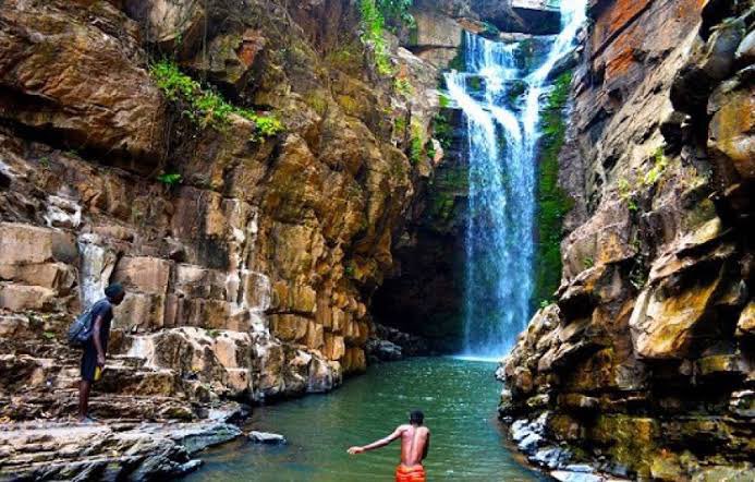 umba_jonathan's tweet photo. Les chutes de #Vampa à Kimpese 🌊🇨🇩
Un trésor caché du Kongo Central, où la nature parle fort et beau.
À mettre sur votre liste si vous aimez l’aventure et les merveilles du pays 🇨🇩❤️😁 https://t.co/vhbNamr27L