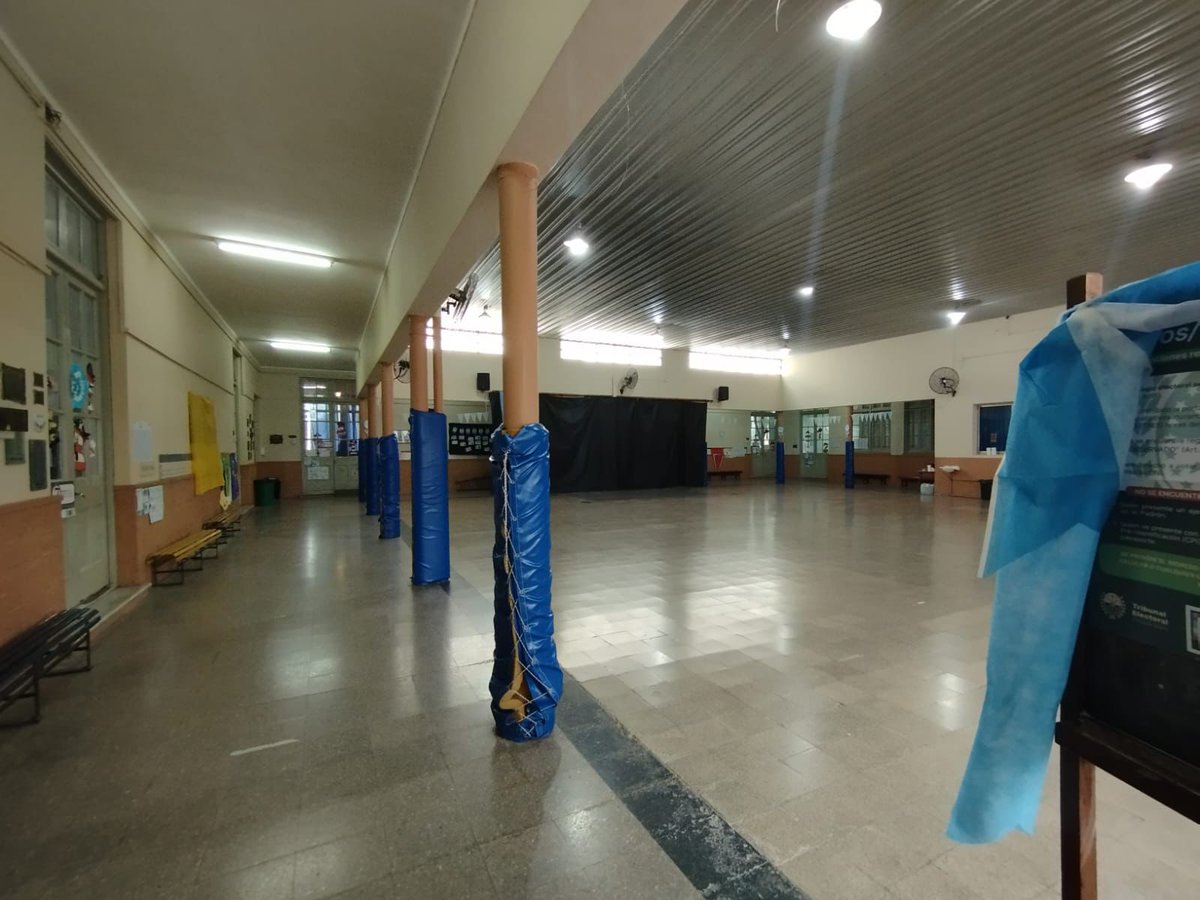 opeunr's tweet photo. Dada la baja participación ciudadana en las PASO de abril, uno de los focos de observación está en esa variable.
-Durante las primeras 2hs casi no hubo votantes.
-Mayor afluencia a partir de las 11hs, pero sin colas.
-Mediodía muy tranquilo y escuelas silenciosas a esta hora. https://t.co/x6QBqm6ZVX