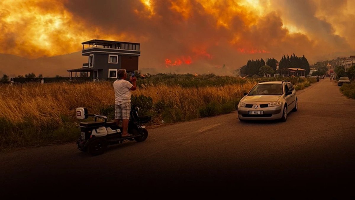 Her yaz, hazan mevsimine dönüyor. 
Akıl yok, fikir yok, bilim yok.
Entrika çok, laf çok, kötülük çok.
#izmiryanıyor