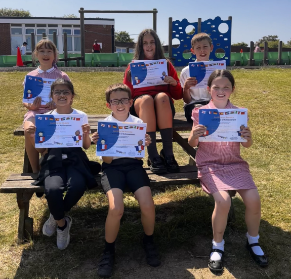 Congratulations to these spectacular children who have made it through heats in the French Language Bee with <a href="/LingototWYorks/">Bex Lingotot West Yorkshire 🇫🇷🇩🇪🇪🇸🇮🇹🏳️‍🌈</a> to get to the final stage!  How incredible that this process started with 4000 children and they are down to the final 125! 🐝