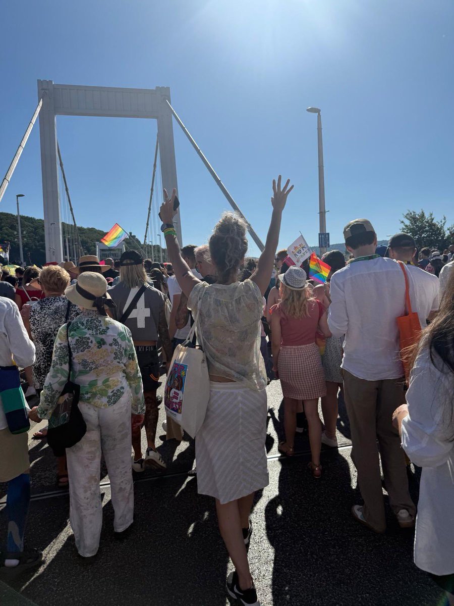 Net vanaf Wenen vertrokken met de nachttrein terug naar NL. 

De emotie van gisteren is nog springlevend. Meelopend in de #BudapestPride voelde ik, net als tijdens de #RodeLijn demonstraties, de kracht die uitgaat van mensen die de handen ineen slaan. 

#RightToProtest
✊🏳️‍🌈