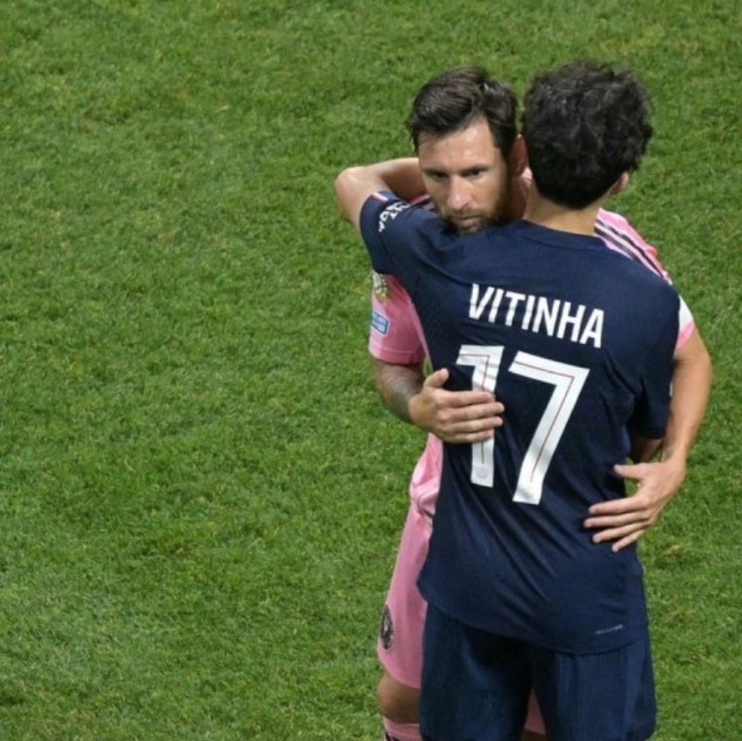 Lionel Messi avec Vitinha à la fin du match, que de l'amour et du respect ❤️🫂

Ne vous faites pas avoir pas ce que certains veulent vous faire croire sur Twitter.