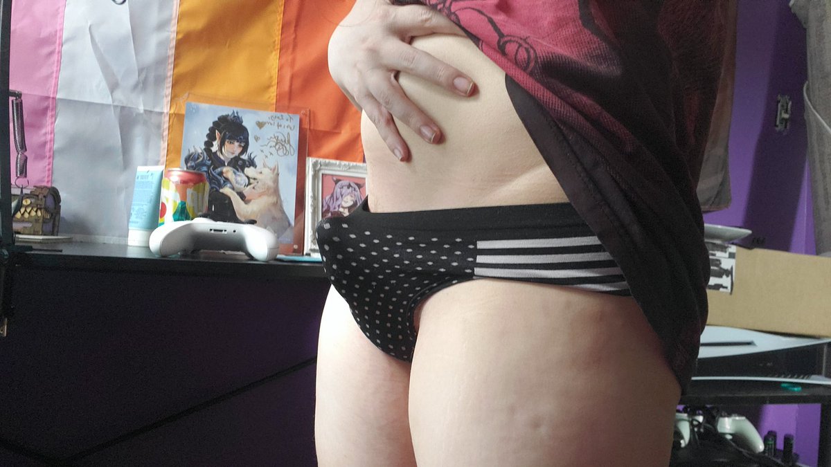 FlutterPlsBeSFW's tweet image. Ill bless you all with girl bulge this week