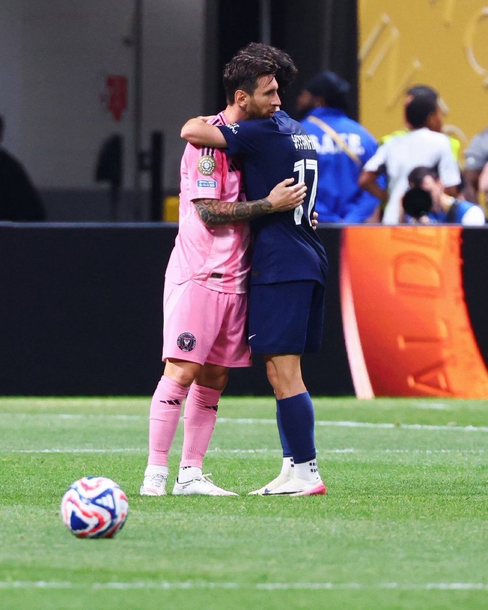 TouchlineX's tweet photo. Leo Messi and Vitinha. 🫂 https://t.co/s5BVEFB69M