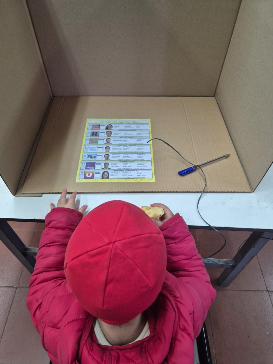 opeunr's tweet photo. Se evidencia mayor ausentismo en la población joven, no solo menores de 18, sino menores de 30. 
Destacamos la participación de mayores de 70 no obligados a votar.
Estampas de voto en familia, aunque menos que en otros comicios a causa del frío. ❄️ https://t.co/bXIH11EIZu