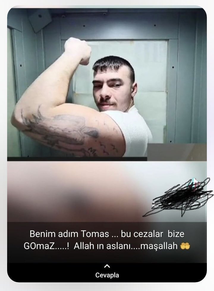 bernaozgull's tweet photo. Motokurye Samet Özgül, benim abim. Hayat doluydu. 28 yaşındaydı. Gazi Üniversitesi öğrencisiydi. Birilerine zarar gelmesin diye trafikte uyardı… Ve sadece 10 saniye içinde 3 kişi tarafından boğazından bıçaklanarak canice katledildi.

Ardından, katil cezaevinden poz verdi: 

“Bu cezalar bize koymaz. Allah’ın aslanı, maşallah.”

Biz her gün Samet’in yokluğuna uyanırken, onlar cezaevinde bile pişmanlık değil, gurur taşıyor yüzlerinde.

Bize ‘adalet’ dedikleri bu mu?
Gülümseyen katiller, ağlayan aileler mi? 

@yilmaztunc @adalet_bakanlik @TC_icisleri @AliYerlikaya 

#SametÖzgülİçinAdalet