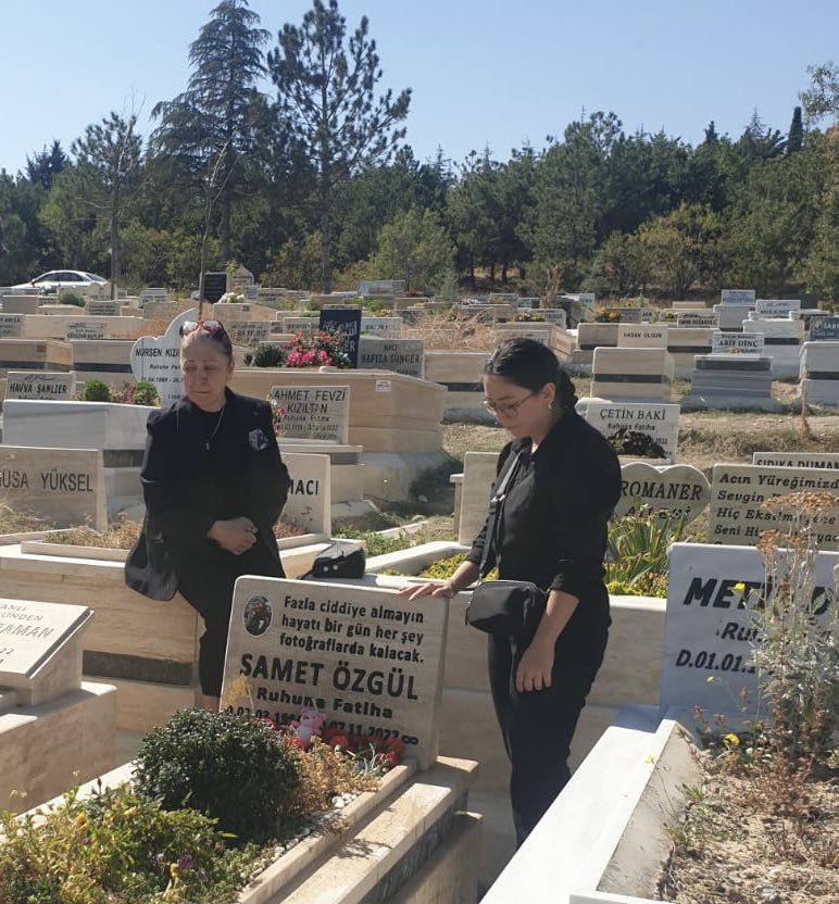 bernaozgull's tweet photo. Motokurye Samet Özgül, benim abim. Hayat doluydu. 28 yaşındaydı. Gazi Üniversitesi öğrencisiydi. Birilerine zarar gelmesin diye trafikte uyardı… Ve sadece 10 saniye içinde 3 kişi tarafından boğazından bıçaklanarak canice katledildi.

Ardından, katil cezaevinden poz verdi: 

“Bu cezalar bize koymaz. Allah’ın aslanı, maşallah.”

Biz her gün Samet’in yokluğuna uyanırken, onlar cezaevinde bile pişmanlık değil, gurur taşıyor yüzlerinde.

Bize ‘adalet’ dedikleri bu mu?
Gülümseyen katiller, ağlayan aileler mi? 

@yilmaztunc @adalet_bakanlik @TC_icisleri @AliYerlikaya 

#SametÖzgülİçinAdalet