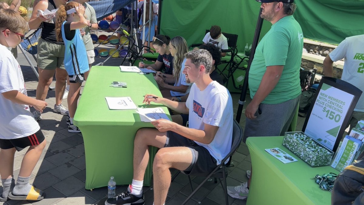 Just spoke with #Gonzaga guard Steele Venters who has been cleared to play but is currently only working out in controlled 2-on-2 and 3-on-3 controlled situations as he continues to ease his way back from a torn Achilles. Steele is itching to finally play in front of Zag fans.