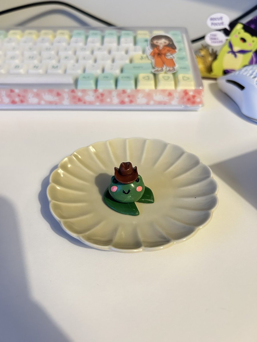 BroccoliK3's tweet image. This is Kit. He’s a cowboy (he didn’t find me calling him a frogboy funny 🫢 oops) he perches on his lily pad and I’m thinking of making him different perches for each season 🤭