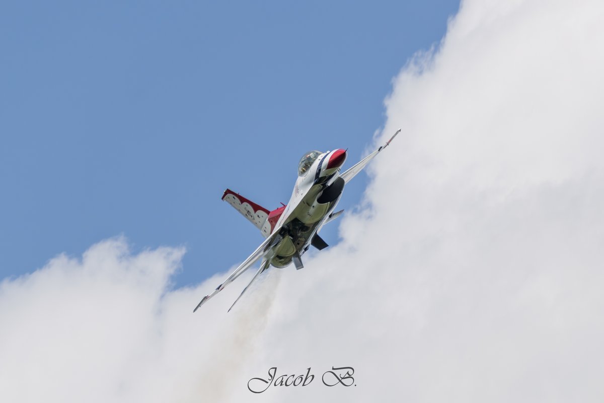 JacobBurgardtWX's tweet photo. Some more thunderbirds #avphoto #aviation #thunderbirds https://t.co/QiZlzJlErb