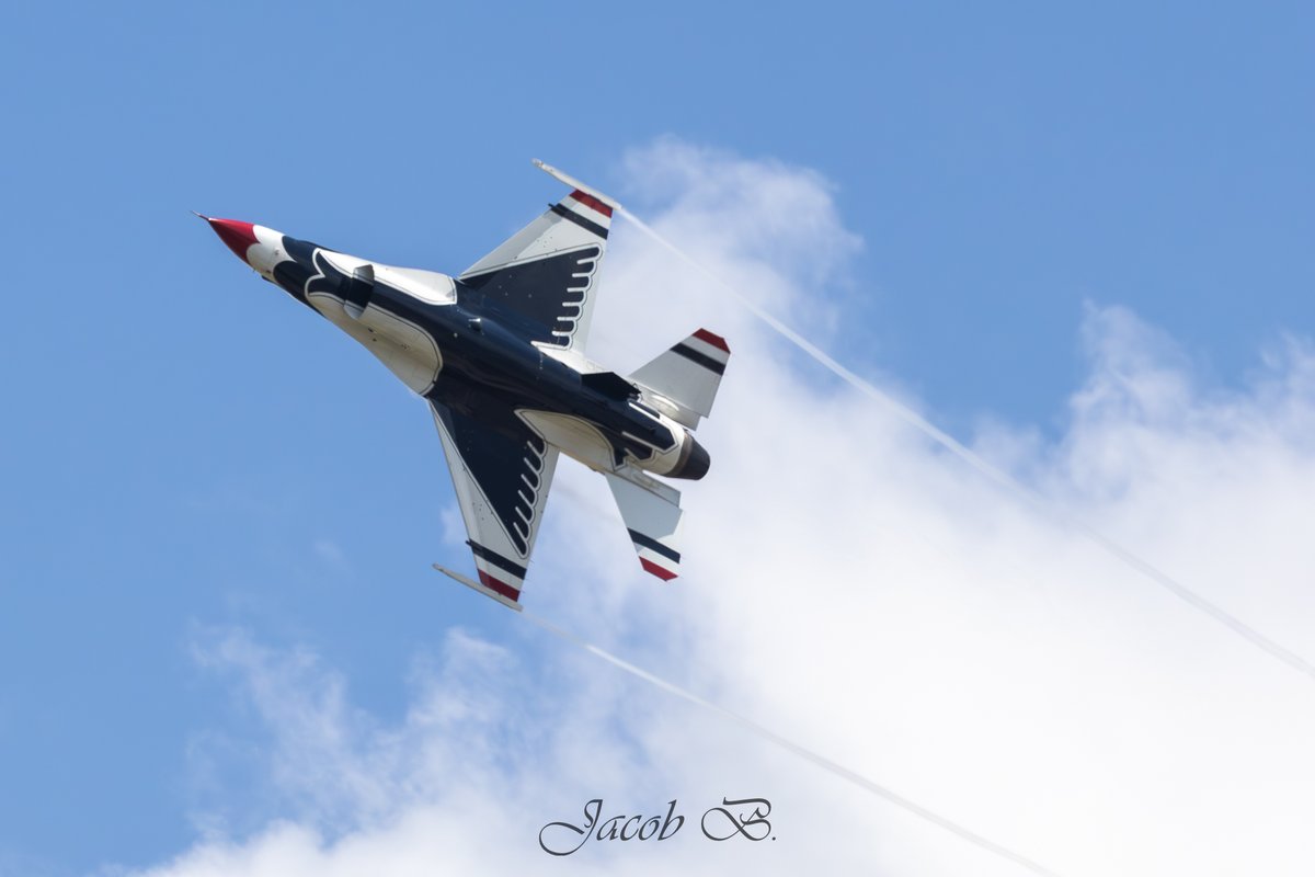 JacobBurgardtWX's tweet photo. Some more thunderbirds #avphoto #aviation #thunderbirds https://t.co/QiZlzJlErb
