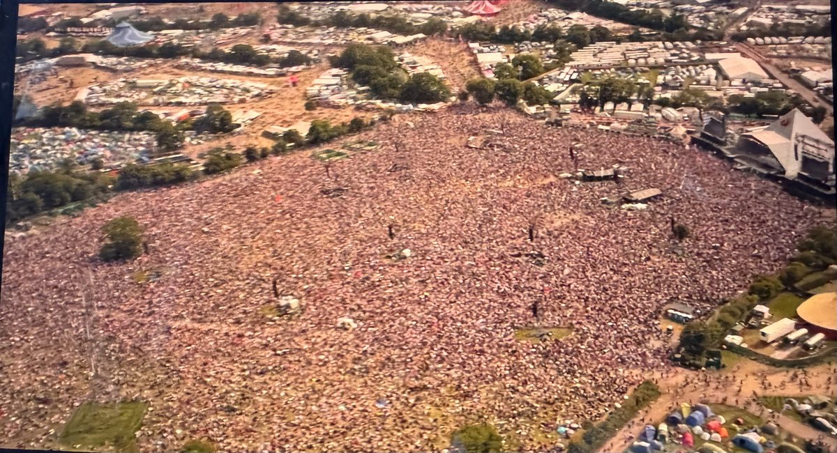 Holy shit, er staan gewoon een fucking 200.000 mensen bij Rod Stewart's optreden op Glastonbury!