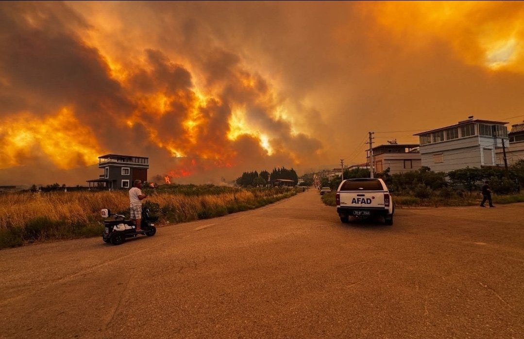 Başta İzmir...

Sakarya, Bilecik, İzmir, Aydın, Osmaniye'deki yangınlarla ciğerimiz yanıyor...
Kahredici bir hal... Güzel ülkemin ormanlarını, ağaçlarını koruyamıyoruz. 

#izmiryanıyor