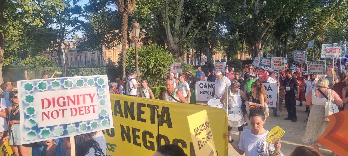 REDES_ONGD's tweet photo. 🌍 El 10% más rico del planeta es responsable de casi el 50% de las emisiones de gases de efecto invernadero.📣 ¡Exigimos justicia climática y reparación! #JusticiaEconómicaGlobalYA #FfD4People #CSForum #UnDebtConvention #FfD4 #FFD4Sevilla https://t.co/p6Y1M2TKvi