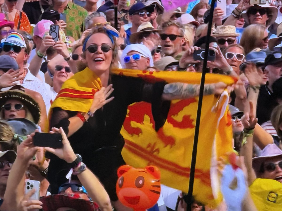 baronlordvader's tweet photo. #rodsteward
#Glastonbury2025
And that’s the crowd enjoying a legend.
Politics and opinions aside.
Cry more, ya whiners. https://t.co/FsZjeZuHBZ