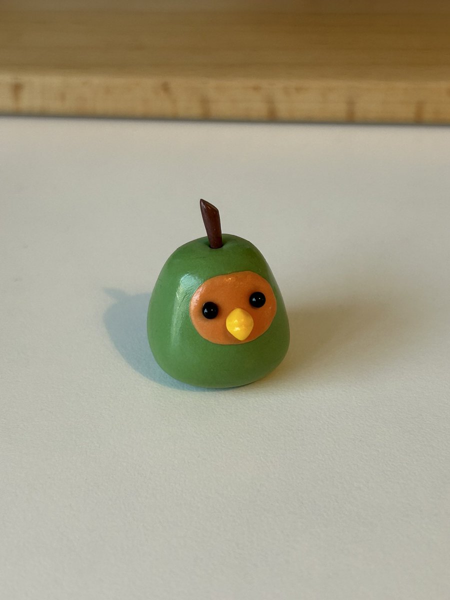 BroccoliK3's tweet image. Is he a pear? Or a birb? I’d like to think he tastes like gummy sweets. What do you think?