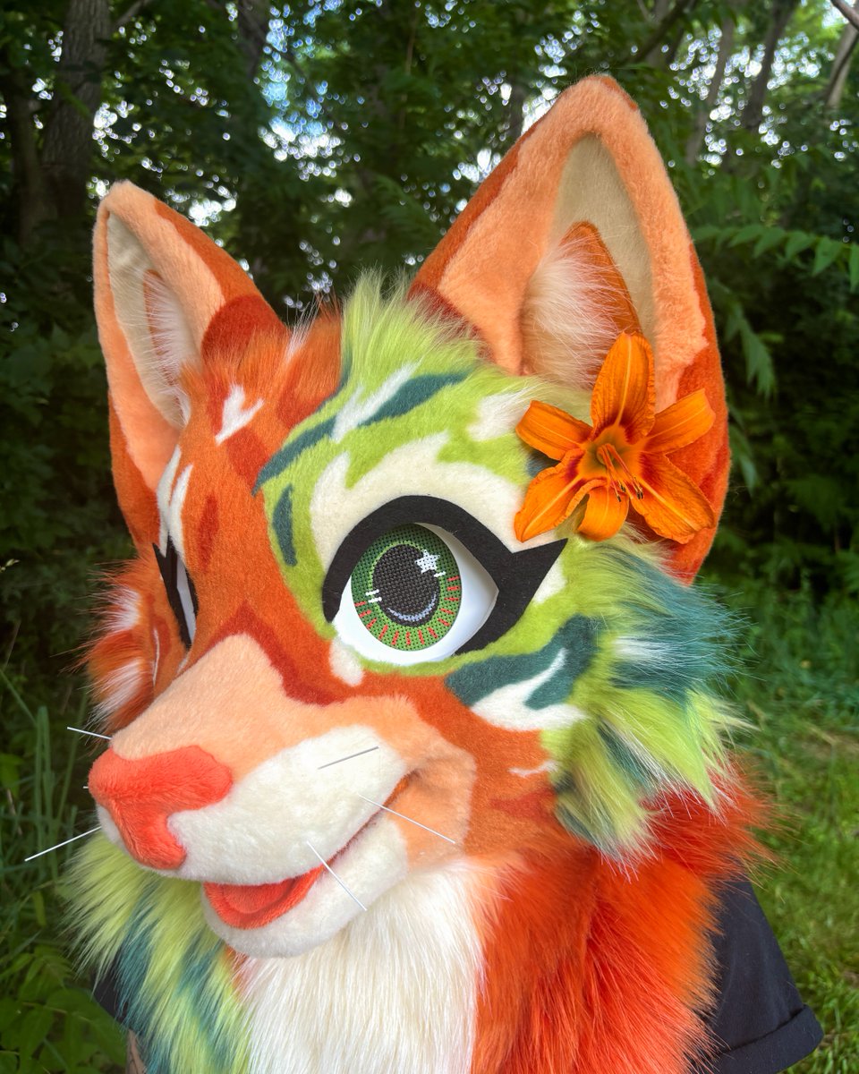 What would you name this kitty? 🌻
-
I can't wait to say hi to everyone at Anthrocon this week!