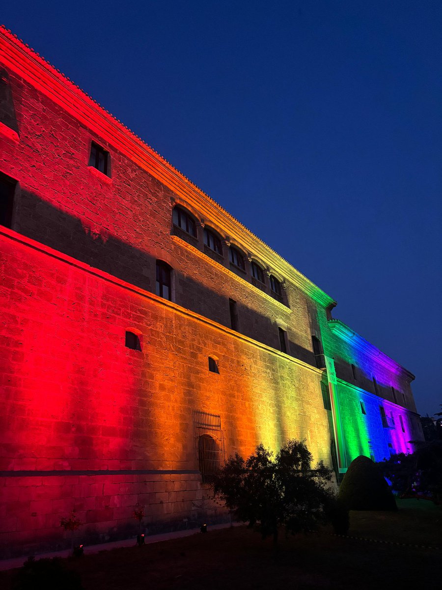 🏛 La fachada del Hospital Real luce así de espectacular con los colores de la bandera LGTBI 🏳️‍🌈 #OrgulloUGR