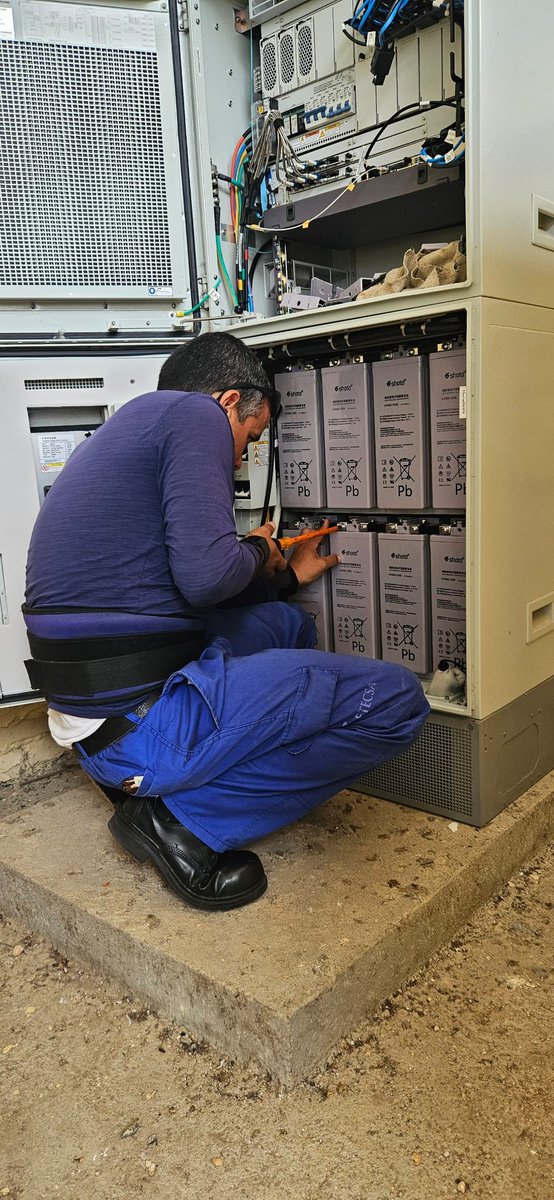 ETECSA:realiza la puesta en servicio de nuevas baterías p la mayor cantidad de las mas de 5600 radiobases celulares de Cuba:esto ayudara a mantener activa la red movil sobre las 2 horas,al existir una afectacion eléctrica en la zona donde se encuentran funcionando
#EtecsaConCuba