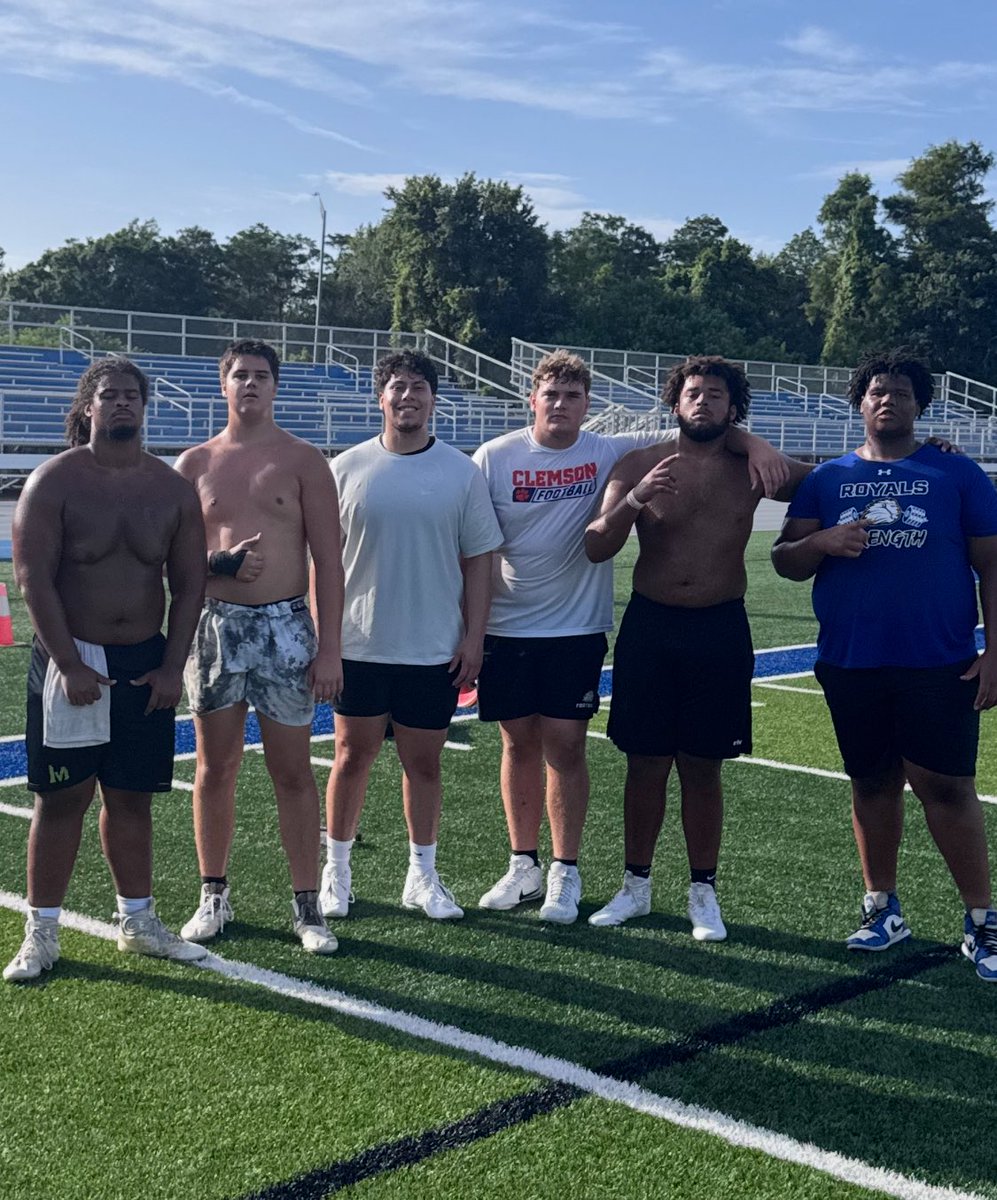 ChaplainDaveFLA's tweet image. Great Sunday training session watching @shieldoflegend working with Coach @chadmavety55 the best OL coach in FLA and his Dawgs some of the best in the nation! Got better today! @ChancellorB2026 @reedramsier @NoahDevine4