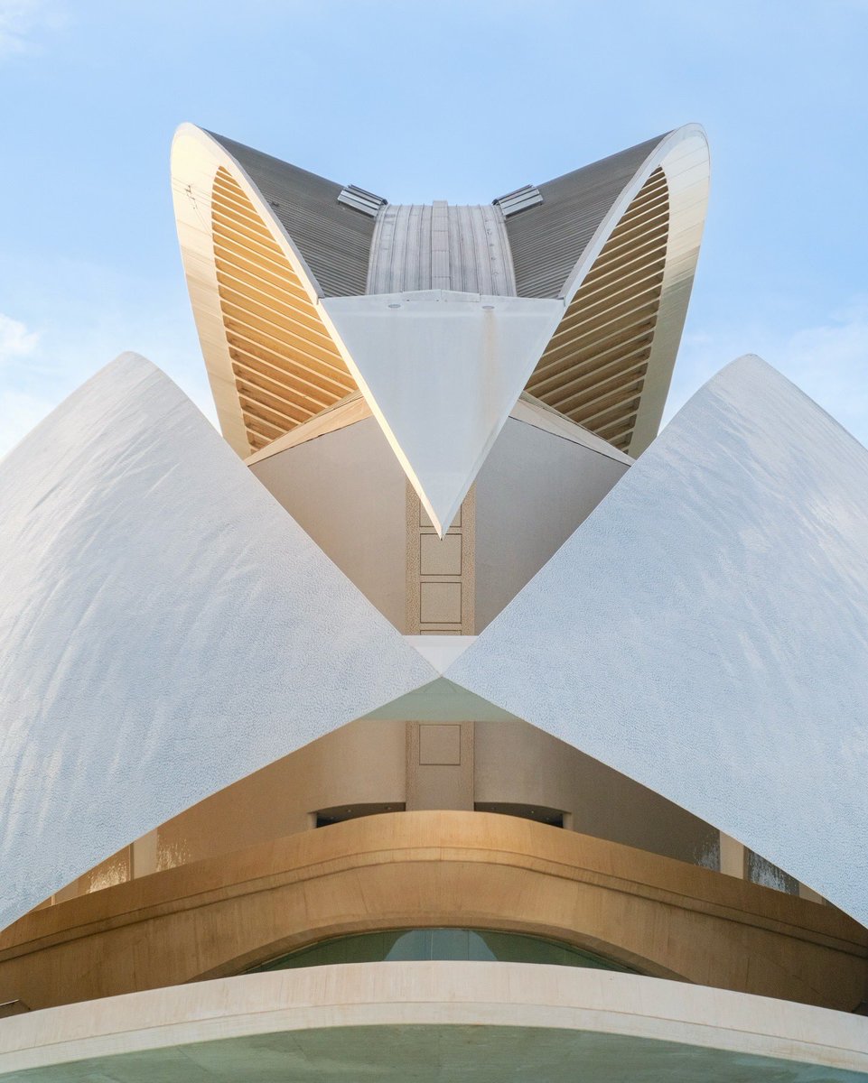 msubirats's tweet photo. Valencia, ciudad de contrastes. Geometría, luz y belleza sin filtros 🤍 #Valencia #CiudadArtesyCiencias #Architecture https://t.co/mMiw7PySw9 https://t.co/4dvwG0A5jg