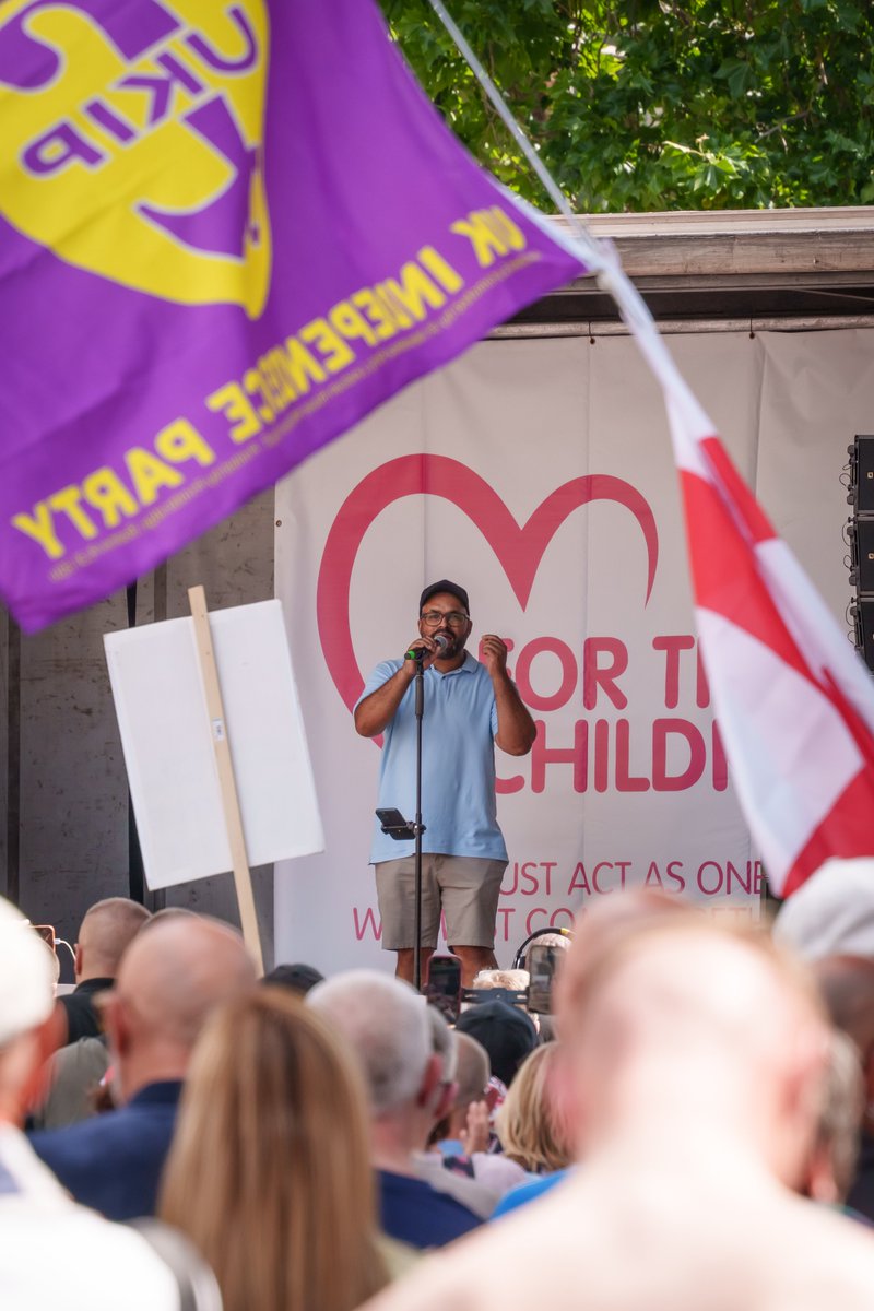 Nick_Baker777's tweet image. Massive turnout in London yesterday to support the #ForTheChildren march.
Massive respect to all who were there. Only a few small incidents, all instigated by a lefty minority and a poor attempt by Antifa to disrupt the march.
And it was great to walk and talk with @SirshoaibS…