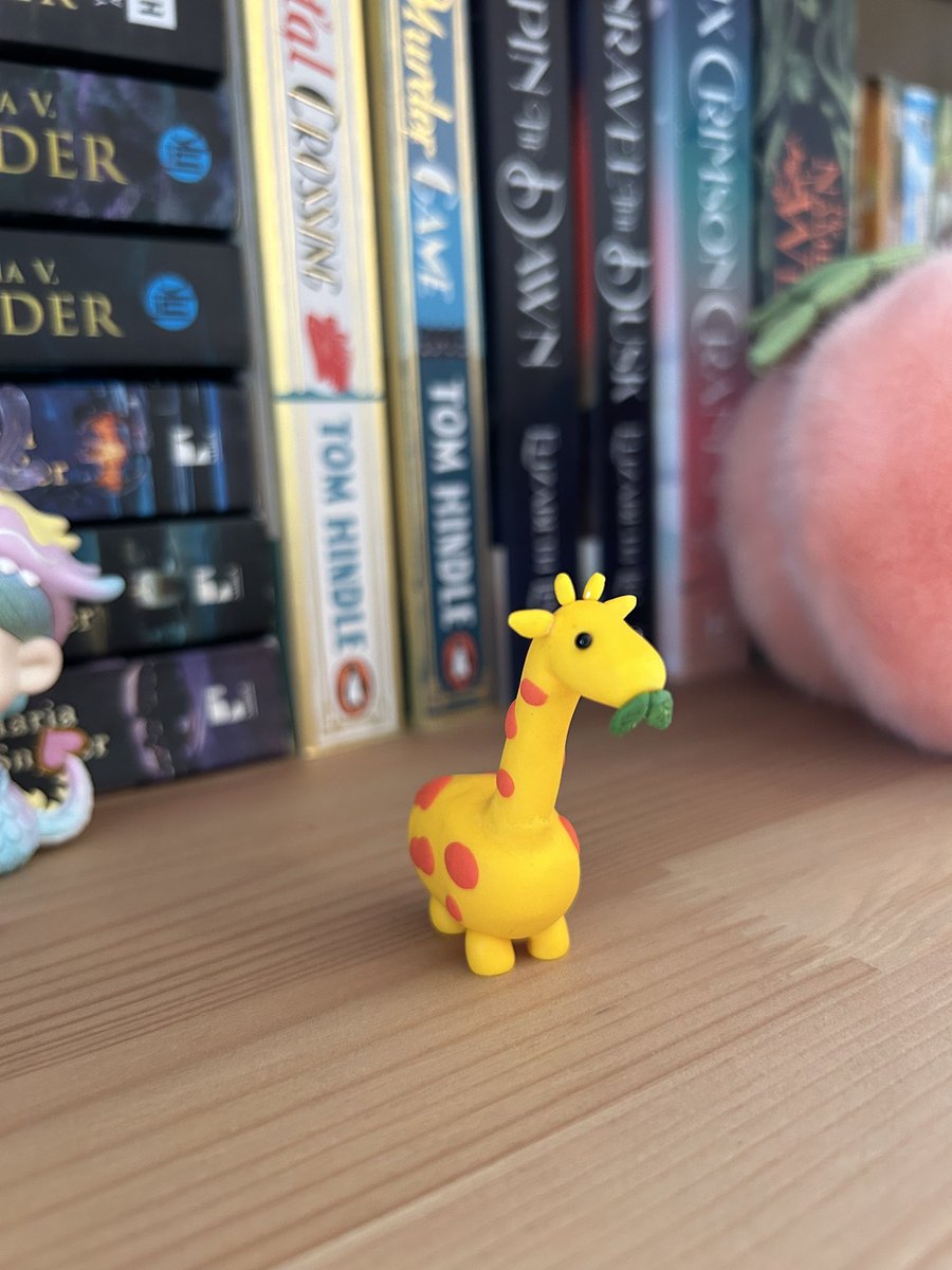 BroccoliK3's tweet image. This little giraffe 🦒 is a little special coz he’s my first unplanned commission! (I still can’t believe that people would want one of my little silly creations 😭🥹) he monch monch on some leaves 🍃