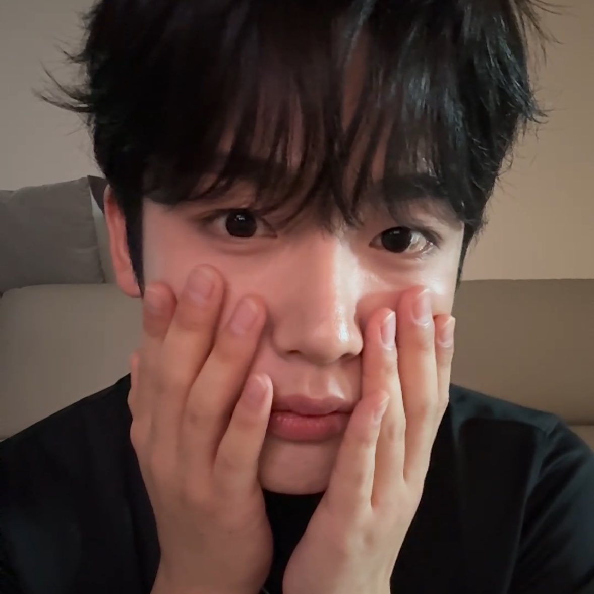 Yohan2_melody's tweet photo. 사실 오늘 라이브 보면서 기분이 이상했어 처음 요한이 좋아하기 시작했을 때는 이제 막 입학한 학생이었는데 벌써 졸업도 하고 면접 보러 다니는 취준생이라니 요한이 좋아한 시간이 그렇게 오래됐구나 싶더라고 덕분에 오늘 면접도 잘 볼 수 있을 것 같아 요한아 나한테 늘 힘이 되어줘서 고마워🥺🫶 https://t.co/Gkufe4BmZa