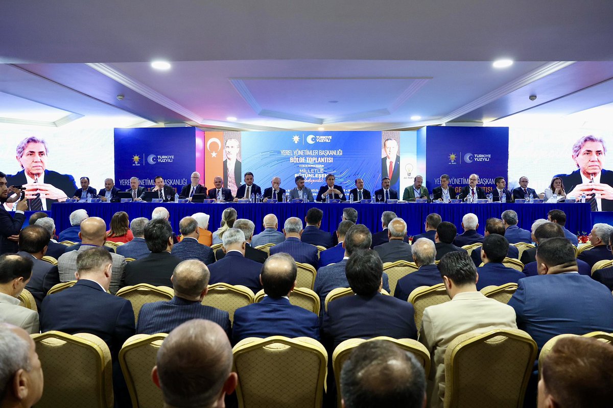 mkgonullu's tweet image. 📍Erzurum | AK Parti Yerel Yönetimler Bölge Toplantısı

Kadim şehir Erzurum’da, Yerel Yönetimler Başkanımız Sn. @mustafademir ve kıymetli Bakan Yardımcılarımızla birlikte, AK Parti belediyeciliğinin omurgasını oluşturan yerel yönetim temsilcilerimizle bir araya geldik.…