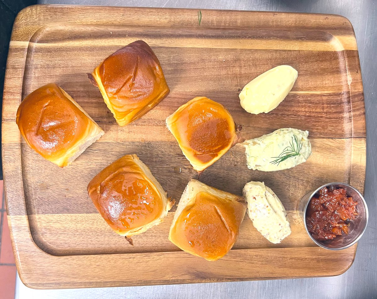 daveyhubb's tweet image. A little bread + butter service w/ a side of smoked whitefish spread!
#travelingchef #cheflife #Foodie #fish #breadandbutter #Cooking