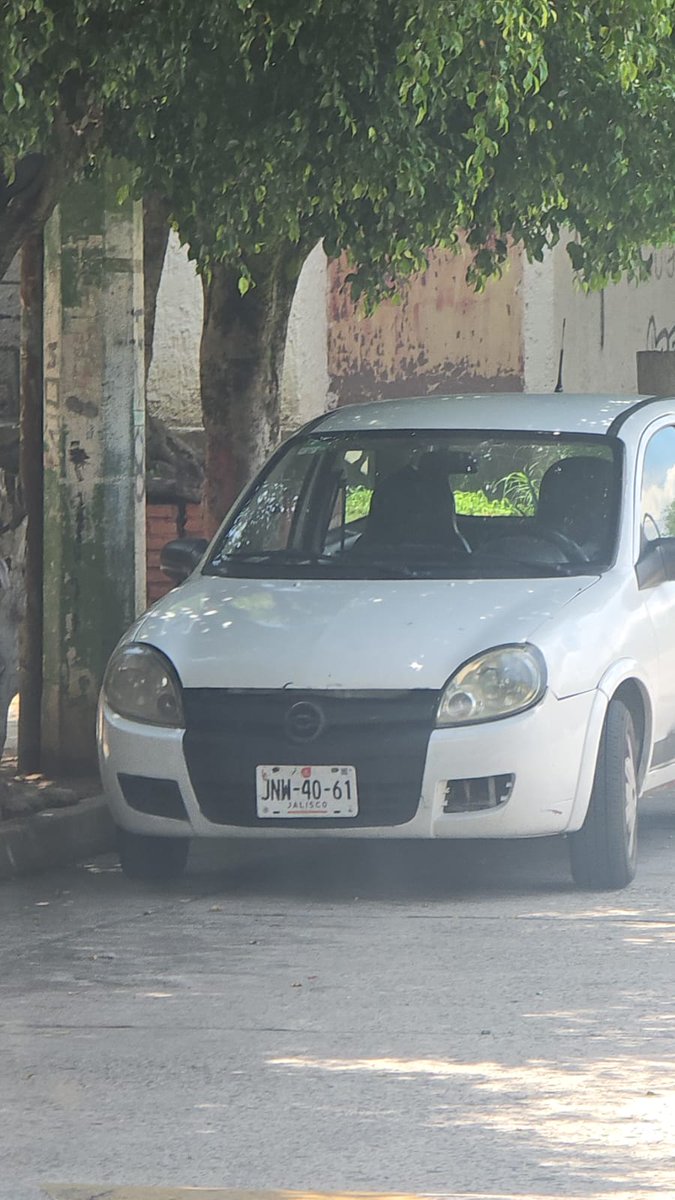 LupisSevil22586's tweet photo. Estas personas tirando llantas atrás del Zoológico, en la calle Volcán Sajama. Acaban de limpiar el lugar y por personas como ellas, no nos duran los espacios limpios. @Trafico_ZMG @GuadalajaraGob @JaliscoRojo @TVAztecaJalisco https://t.co/gneRszAuBF